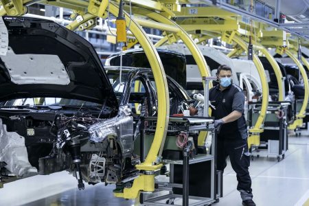 رشد ۲۱.۹ درصدی صنعت خودرو و قطعات در نیمه نخست امسال