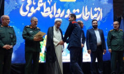 فرمانده سپاه خوزستان از مدیر روابط عمومی فولاد اکسین تقدیر کرد